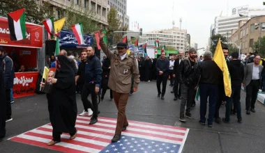 Αντιαμερικανικός φανατισμός στη συγκέντρωση για την 45η επέτειο από την κατάληψη της πρεσβείας και την ομηρία το 1979