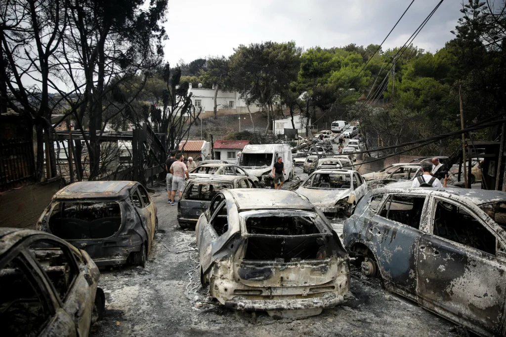 Μάτι: Ξεσπούν οι συγγενείς θυμάτων – «Υπάρχουν αταυτοποίητα τμήματα σορών στον ομαδικό τάφο της Νέας Μάκρης»