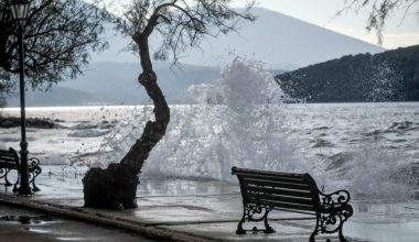 Καιρός: «Βουτιά» της θερμοκρασίας και θυελλώδεις άνεμοι σήμερα