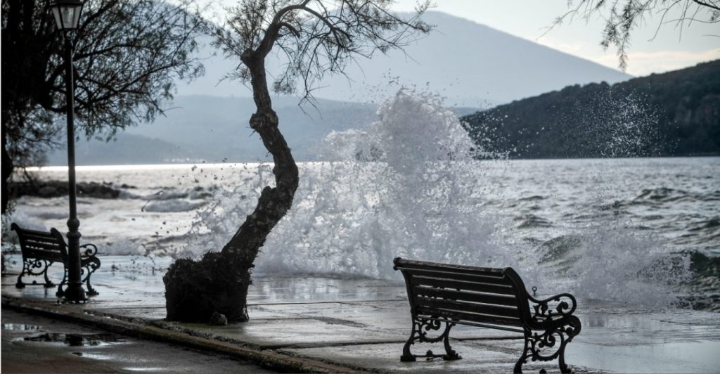 Καιρός: «Βουτιά» της θερμοκρασίας και θυελλώδεις άνεμοι σήμερα