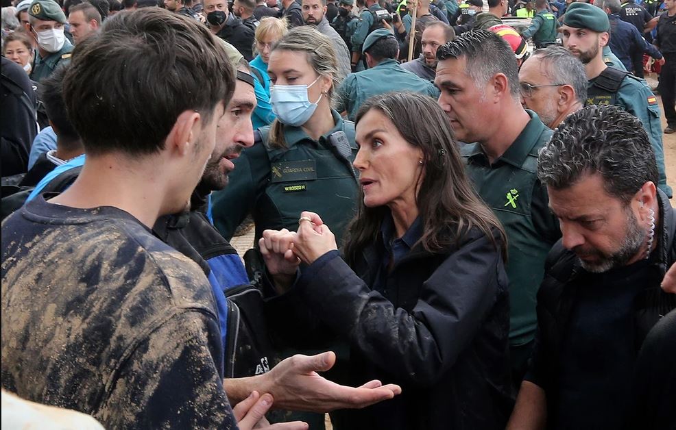 «Οργή λαού» στην Ισπανία: Πέταξαν λάσπες στη βασίλισσα Λετίθια – «Εδώ πεθαίνουμε κι εσένα δεν σου λείπει τίποτα» (βίντεο)