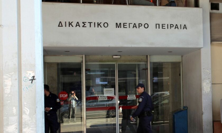 Αναστάτωση έξω από τα Δικαστήρια Πειραιά μετά από τηλεφώνημα για βόμβα