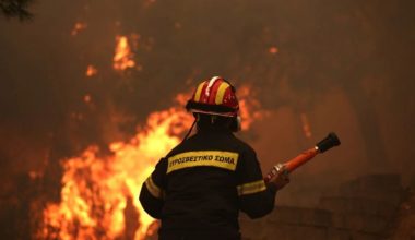 Πυροσβεστικό Σώμα: 62 πυρκαγιές καίνε στη χώρα