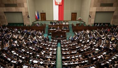 Στο πολωνικό κοινοβούλιο χειροκροτούσαν και φώναζαν ρυθμικά το όνομα του Ν.Τραμπ (βίντεο)