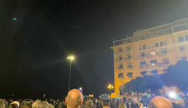 Θεσσαλονίκη: Επίδειξη drones στην παραλία της πόλης υπό τις μελωδίες της μπάντας της Πολεμικής Αεροπορίας (βίντεο)