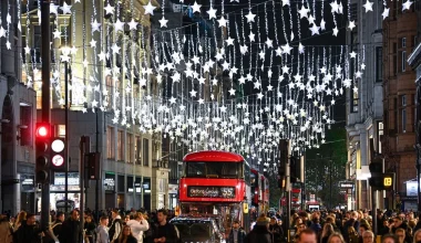 Λονδίνο: Η Oxford Street «ντύθηκε» με περισσότερα από 300.000 αστέρια ενόψει Χριστουγέννων (βίντεο)