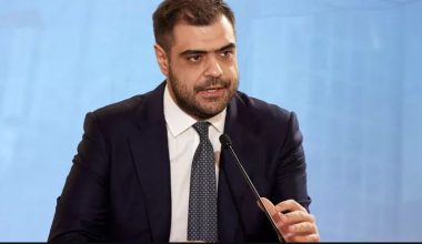 «Μοίρασε απλόχερα γέλιο» ο Π.Μαρινάκης: «Οι νέοι που φεύγουν στο εξωτερικό επιστρέφουν ξανά στην Ελλάδα»