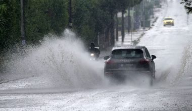 Οδήγηση: Γιατί κινδυνεύεις με πρόστιμο 200 ευρώ όταν βρέχει – Αυτό είναι το λάθος που πρέπει να αποφύγεις