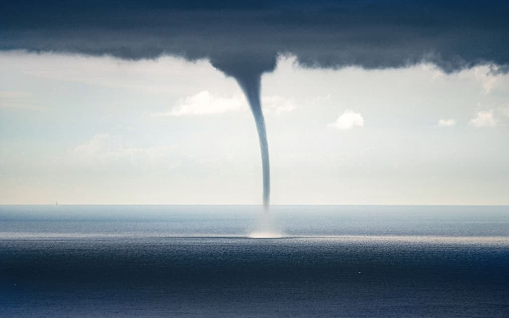 Κύπρος: Εντυπωσιακός υδροστρόβιλος εμφανίστηκε στη θάλασσα χωρίς όμως να κινηθεί προς την ακτή (φωτο)