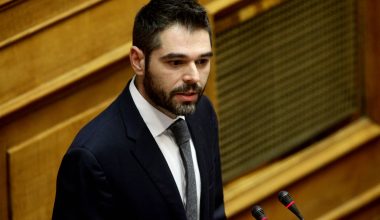 «Μύλος» στον ΣΥΡΙΖΑ: Παραμένει ο Γ.Σαρακιώτης αλλά παραιτείται από τη θέση του Κοινοβουλευτικού Εκπροσώπου