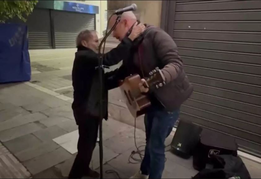 Συγκινεί ο μουσικός που τον αγκάλιασε ο Σ.Ξαρχάκος: «Τον ευχαριστώ γιατί μου χάρισε μια στιγμή που δεν θα ξεχάσω ποτέ»