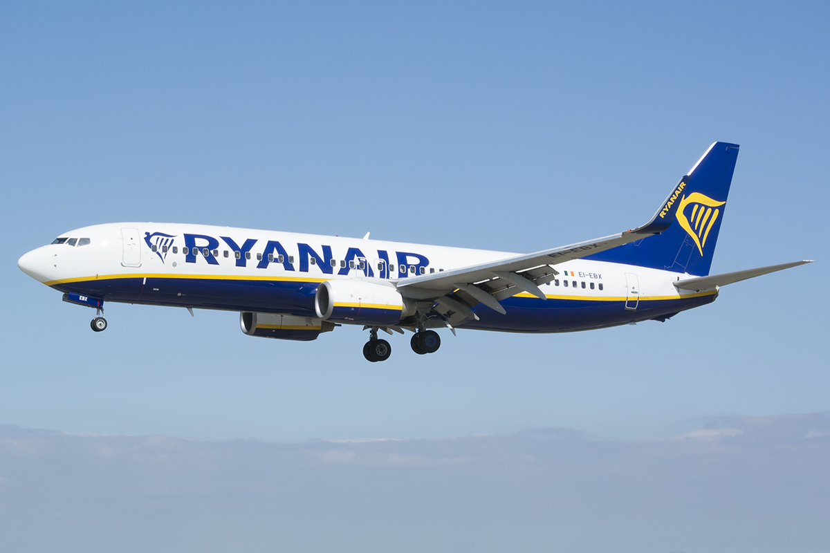 Πανικός σε πτήση της Ryanair στη Βρετανία: Επιβάτης άρχισε να κάνει σπασμούς και πέθανε – Του έκαναν ΚΑΡΠΑ