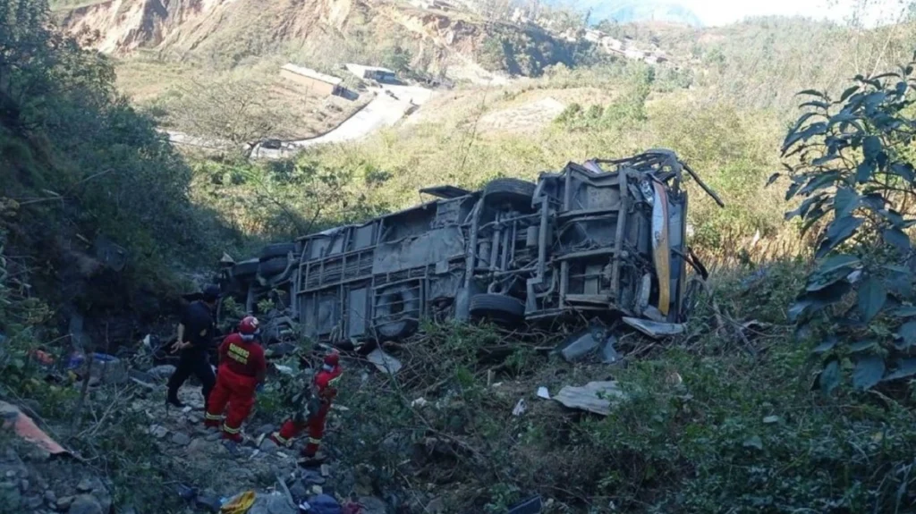 Περού: Τουλάχιστον 11 άνθρωποι έχασαν τη ζωή τους όταν λεωφορείο έπεσε σε χαράδρα