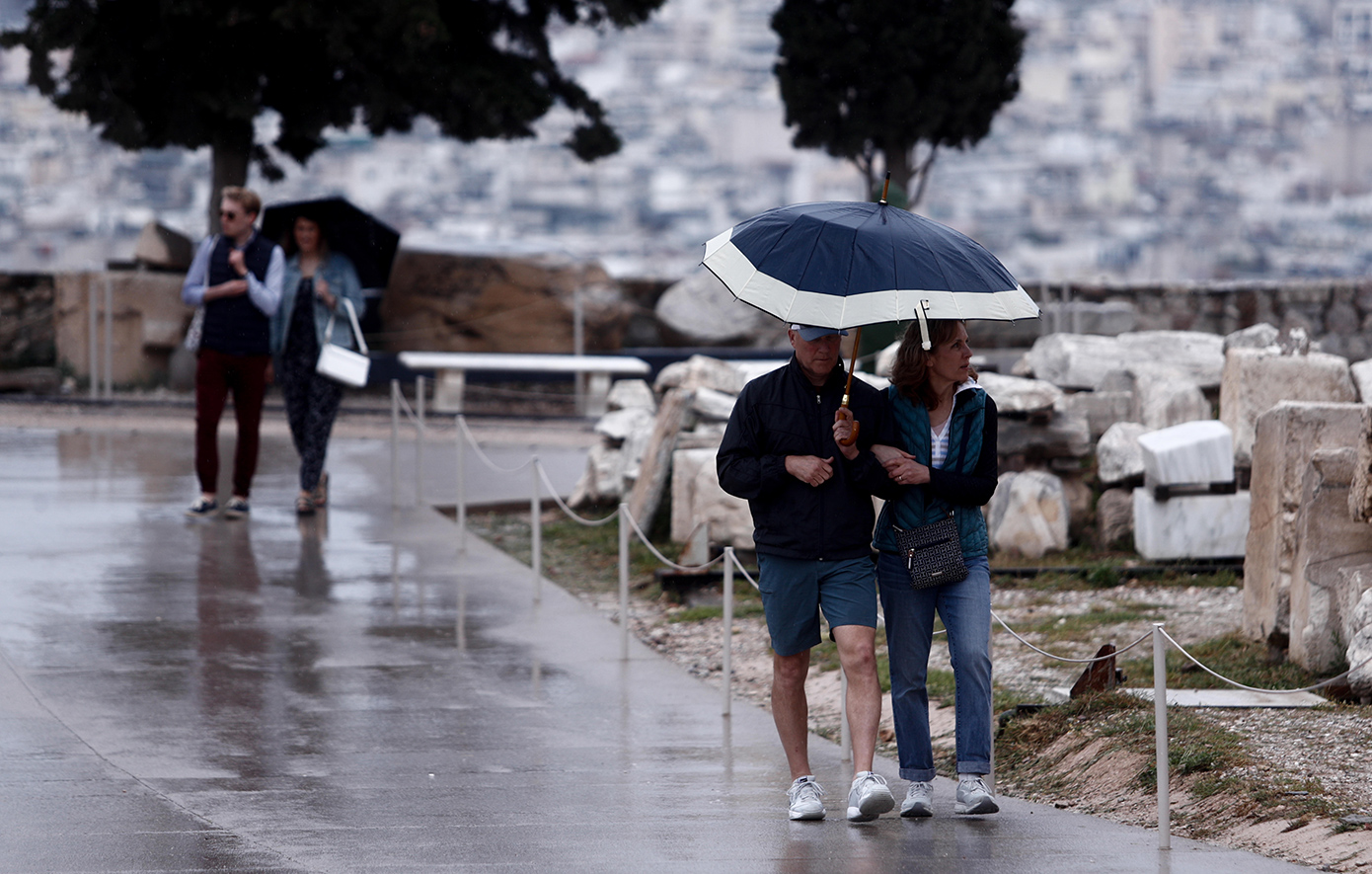 Καιρός: Άστατος με ισχυρές βροχές και πτώση της θερμοκρασίας σήμερα