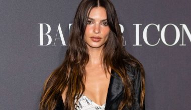 Emily Ratajkowski: Ποζάρει με μαύρα εσώρουχά και προκαλεί «εγκεφαλικά» (φωτο)