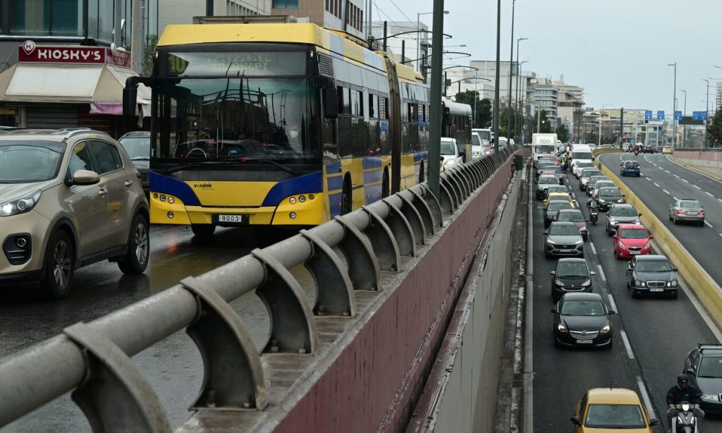 Δείτε σε ποιους δρόμους της Αττικής είναι αυξημένη η κίνηση – Ποιους να αποφύγετε (χάρτης)