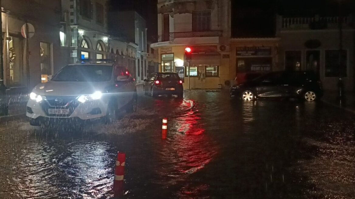 Ισχυρή βροχόπτωση στη Λήμνο: Πλημμύρισε το λιμάνι της Μύρινας (βίντεο)