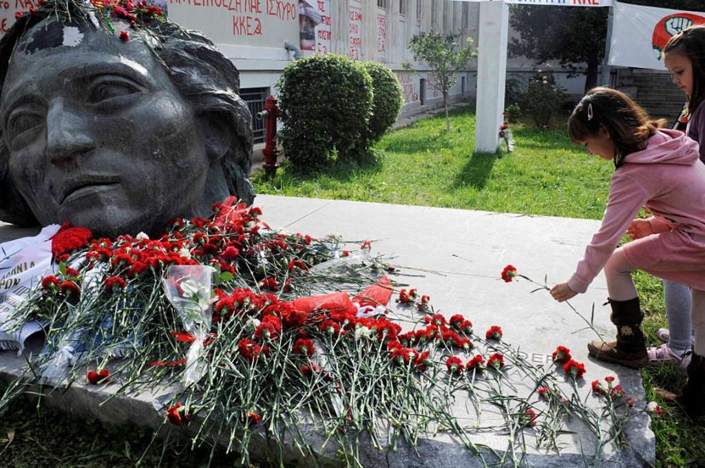 Πολυτεχνείο: Φόρος τιμής στη μνήμη αγωνιστών και θυμάτων από πλήθος κόσμου