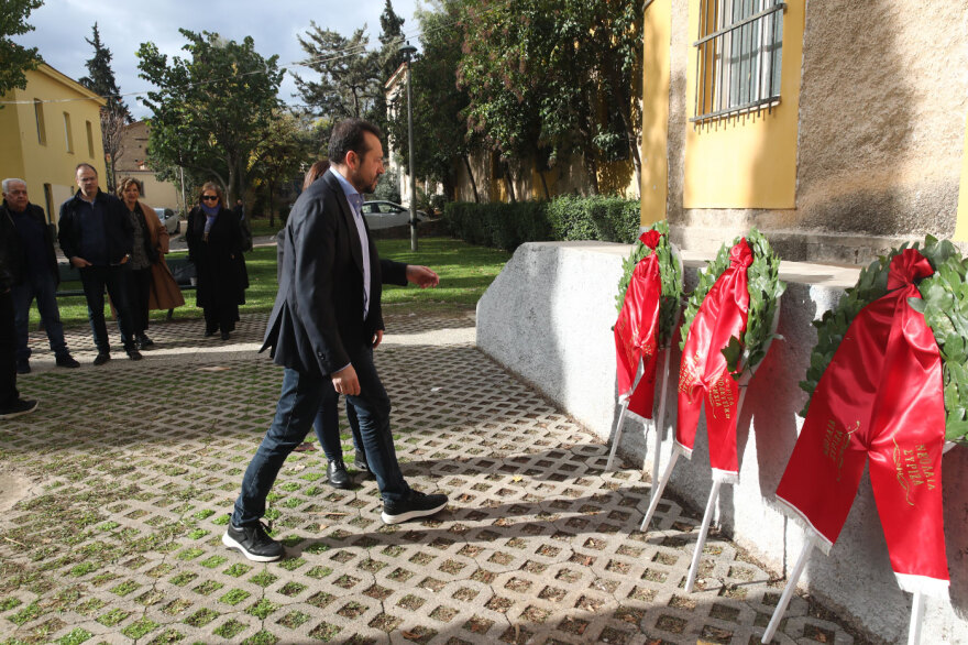 Αντιπροσωπεία του ΣΥΡΙΖΑ κατέθεσε στεφάνι στο μνημείο του ΕΑΤ- ΕΣΑ στο Πάρκο Ελευθερίας (φωτο)