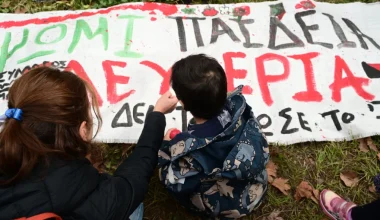 Πολυτεχνείο: Πλήθος κόσμου αφήνει λουλούδια και ζωγραφιές για την 51η επέτειο (φωτο)