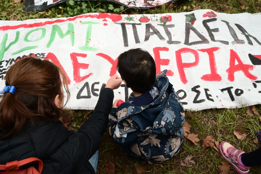 Πολυτεχνείο: Πλήθος κόσμου αφήνει λουλούδια και ζωγραφιές για την 51η επέτειο (φωτο)