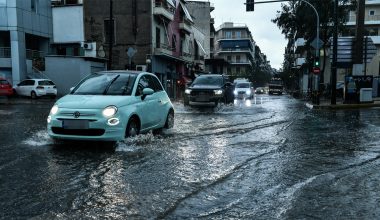 Θ.Κολυδάς: «Στη θάλασσα έπεσε ο μεγαλύτερος όγκος νερού» – Πότε θα υποχωρήσει το κύμα κακοκαιρίας