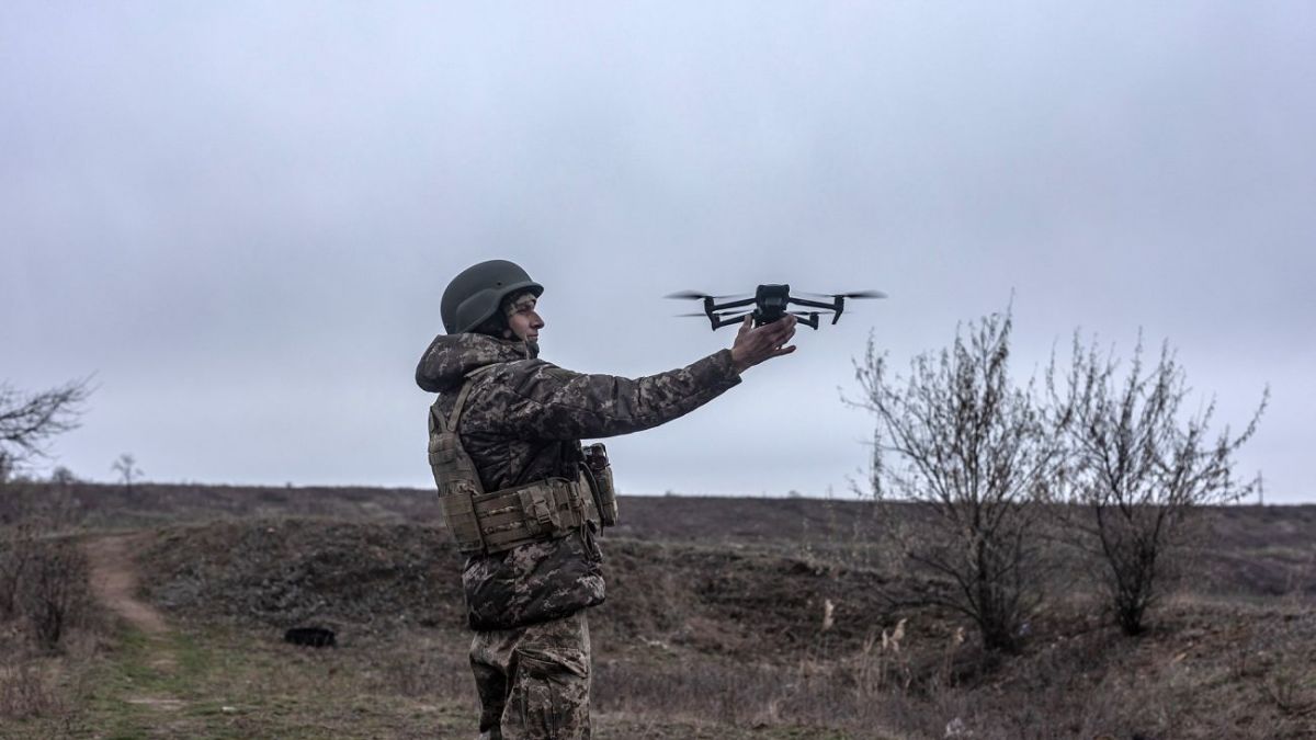 Ρωσικό FPV με οπτικές  ίνες καταστρέφει ουκρανικό όχημα στο Κουρσκ