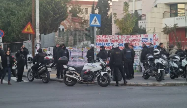 Σε εξέλιξη η πορεία στη Θεσσαλονίκη για το Πολυτεχνείο – Προσαγωγές πριν την πορεία