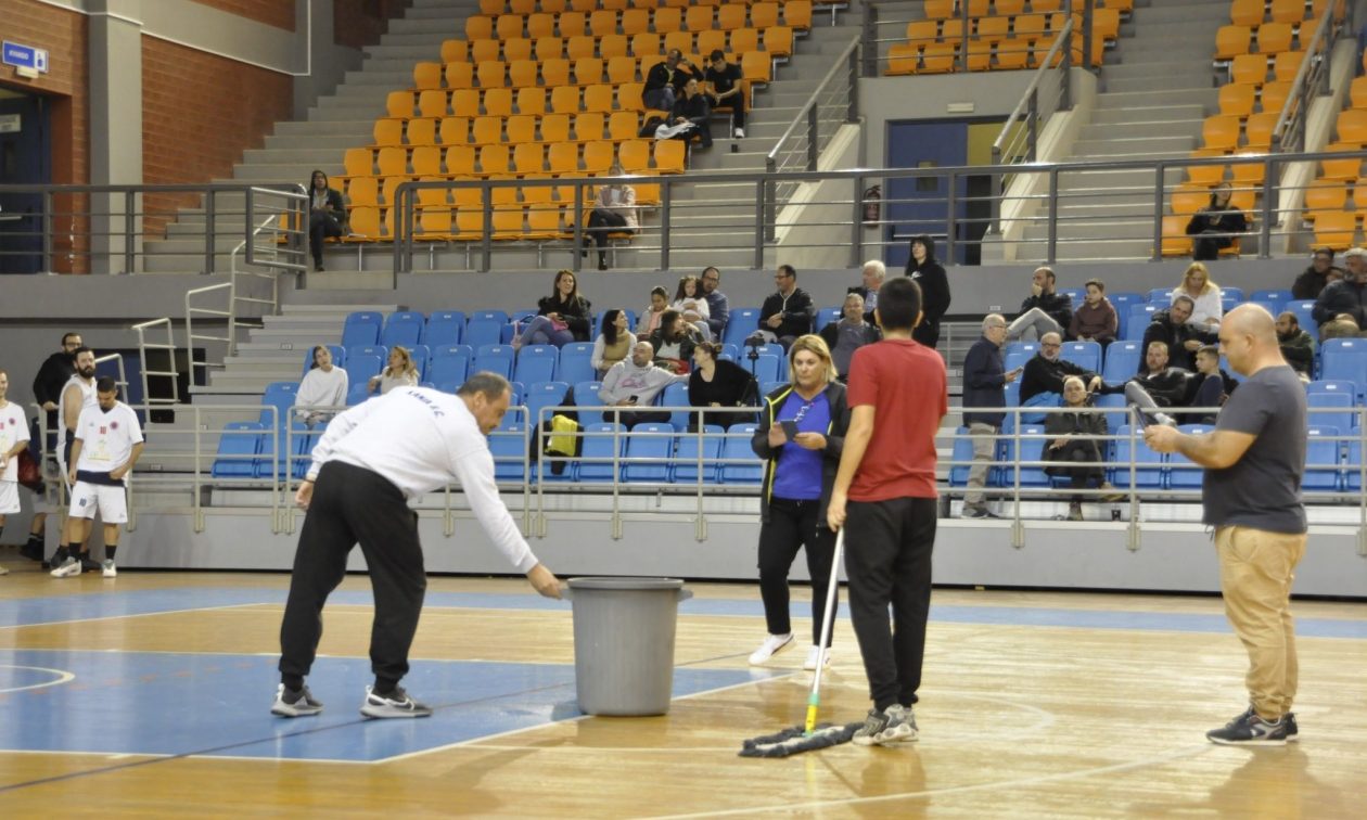 Πρωτοφανείς εικόνες από το κλειστό γήπεδο της Κλαδισού – Μπήκε βροχή μέσα στον αγωνιστικό χώρο (φωτο)