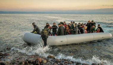 Μουσουλμάνοι παράνομοι μετανάστες πανηγυρίζουν λίγο πριν την απόβαση στην Ελλάδα!