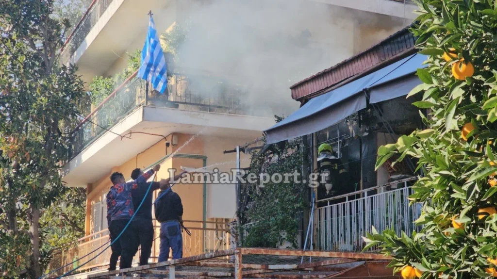 Στις φλόγες τυλίχθηκε σπίτι στη Λαμία