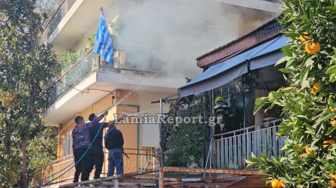 Στις φλόγες τυλίχθηκε σπίτι στη Λαμία