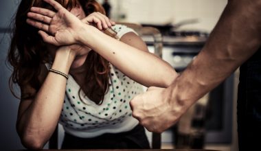 Καθηγητές στο Μεσολόγγι κατήγγειλαν πατέρα για συνεχείς ξυλοδαρμούς 14χρονης μαθήτριας