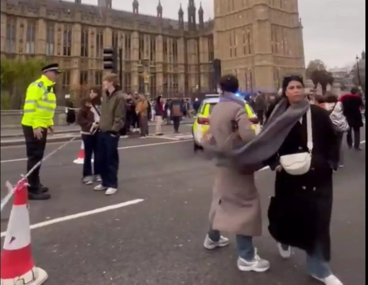 Λονδίνο: Επίθεση με μαχαίρι στη γέφυρα του Westminster – Συνελήφθησαν τρία άτομα