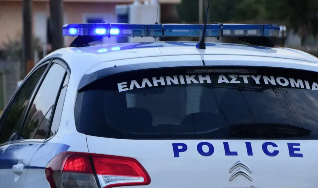 Τρίκαλα: Οδηγός παραβίασε το «στοπ» και έπεσε πάνω σε περιπολικό