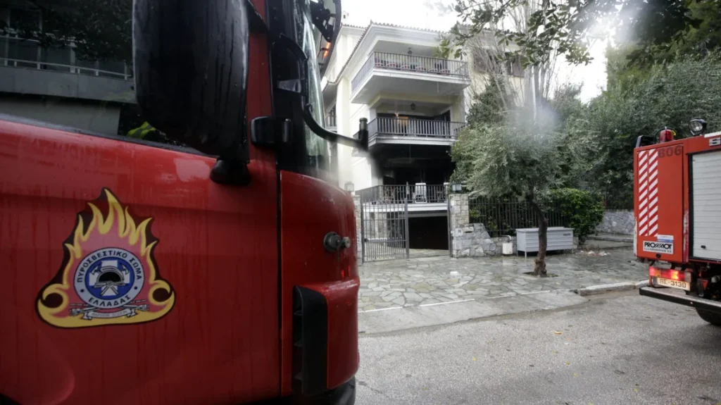 Στις φλόγες τυλίχθηκε κατάστημα στη Γλυφάδα