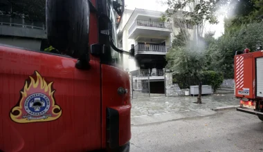 Στις φλόγες τυλίχθηκε κατάστημα στη Γλυφάδα