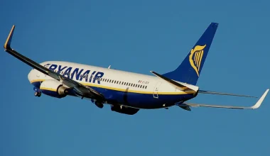 Eπιβάτες πτήσης της Ryanair περίμεναν 14 ώρες για να πετάξουν και τελικά τους είπαν ότι… αναβάλλεται για αύριο