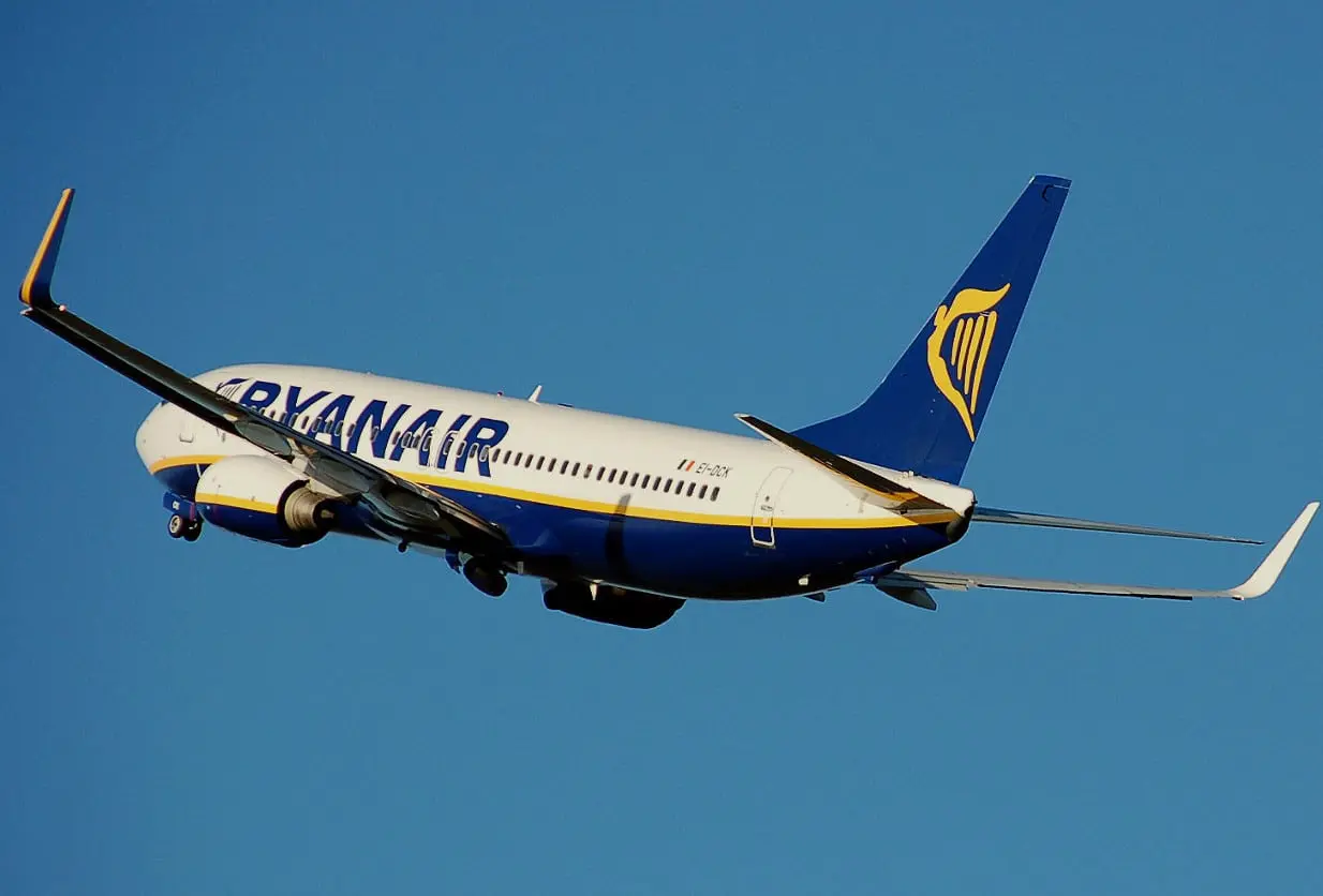 Eπιβάτες πτήσης της Ryanair περίμεναν 14 ώρες για να πετάξουν και τελικά τους είπαν ότι… αναβάλλεται για αύριο