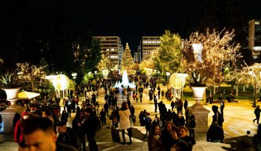 Δείτε πότε ξεκινάει το εορταστικό ωράριο των καταστημάτων – Ποιες Κυριακές θα είναι ανοιχτά