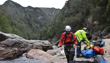 Άνδρας παγιδεύτηκε σε βράχους – Του ακρωτηρίασαν το πόδι για να τον σώσουν