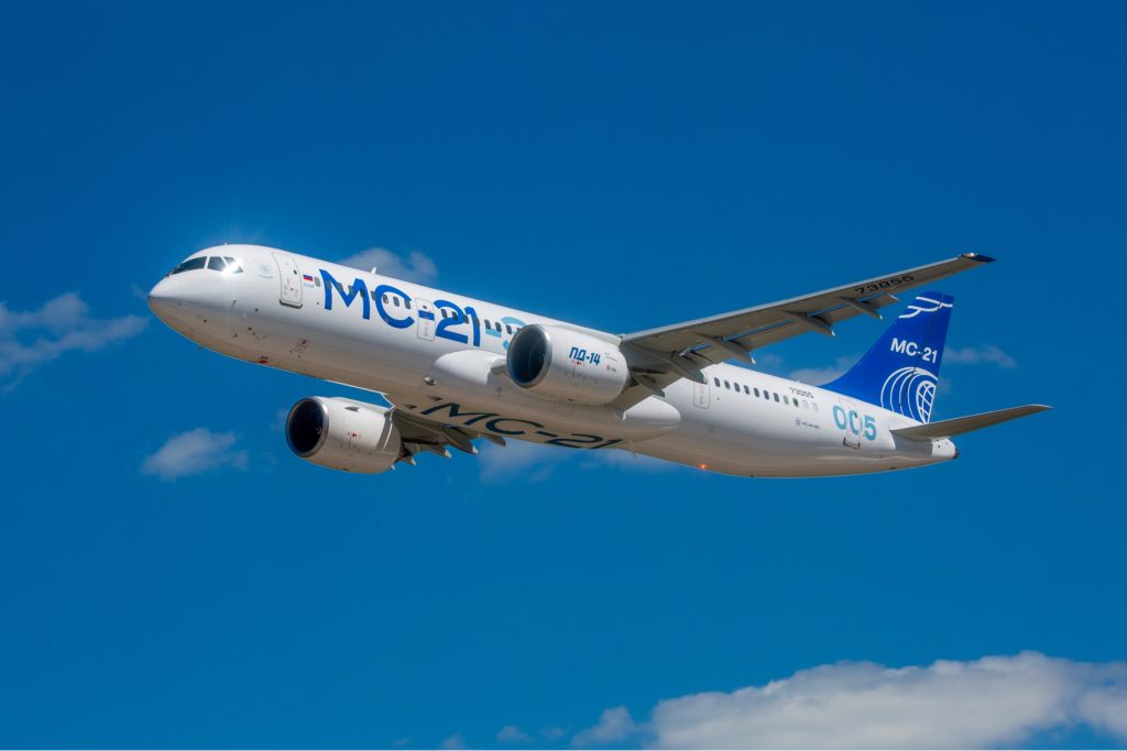 Το ρωσικό επιβατικό αεροπλάνο MC-21 κάνει ελιγμούς αντίστοιχους πολεμικών αεροσκαφών (βίντεο)