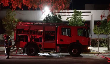 Στις φλόγες χώρος ανακύκλωσης οχημάτων στο Κορωπί – Ένας τραυματίας