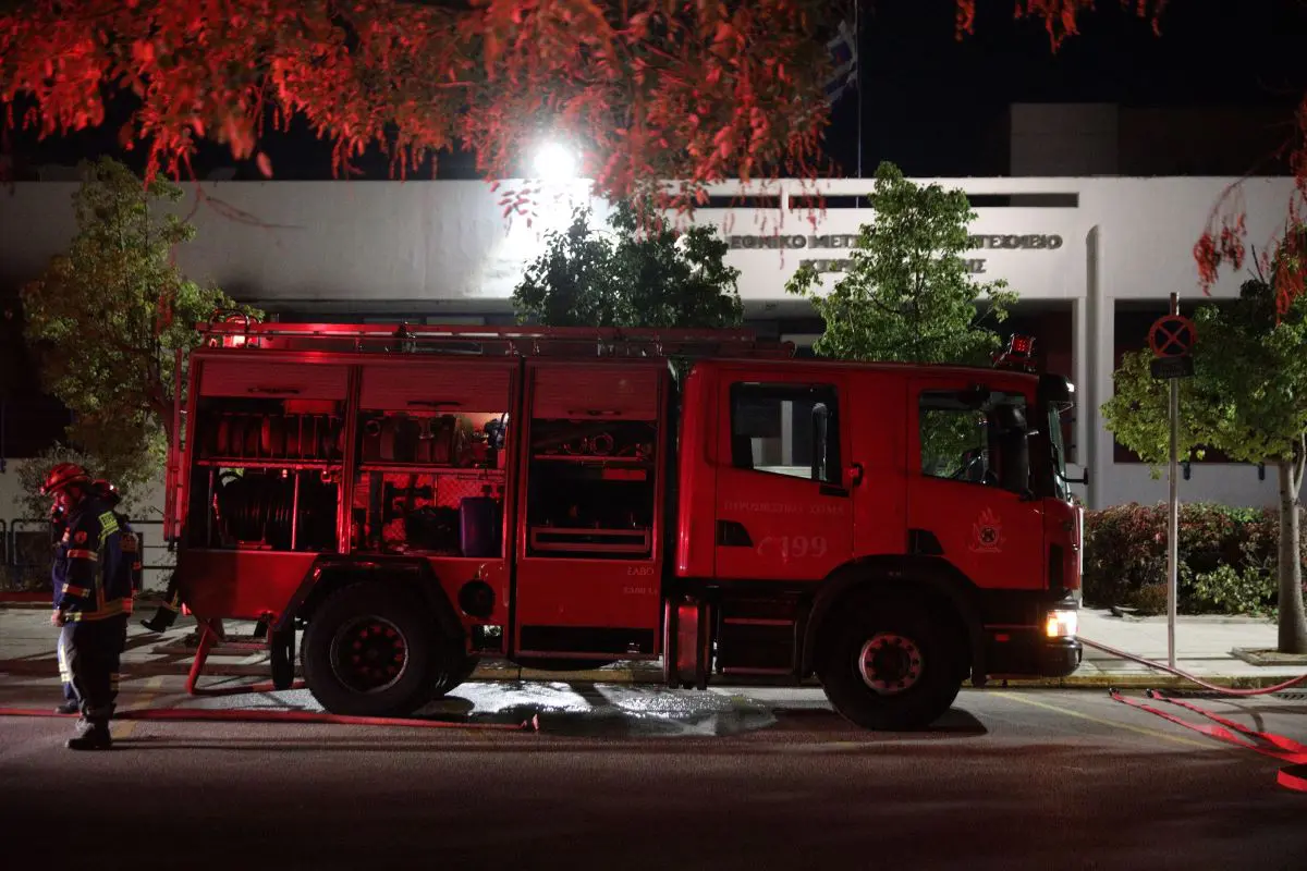 Στις φλόγες χώρος ανακύκλωσης οχημάτων στο Κορωπί – Ένας τραυματίας