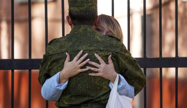 Συγκινητικό: Ρώσοι στρατιώτες εύχονται στις μανάδες τους για την γιορτή της Μητέρας (βίντεο)