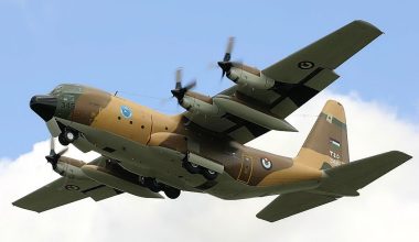 Η στιγμή που δύο ιορδανικά C-130 ρίχνουν φορτία στη Λωρίδα της Γάζας για πρώτη φορά σε πέντε μήνες πέντε μήνες (φωτο)