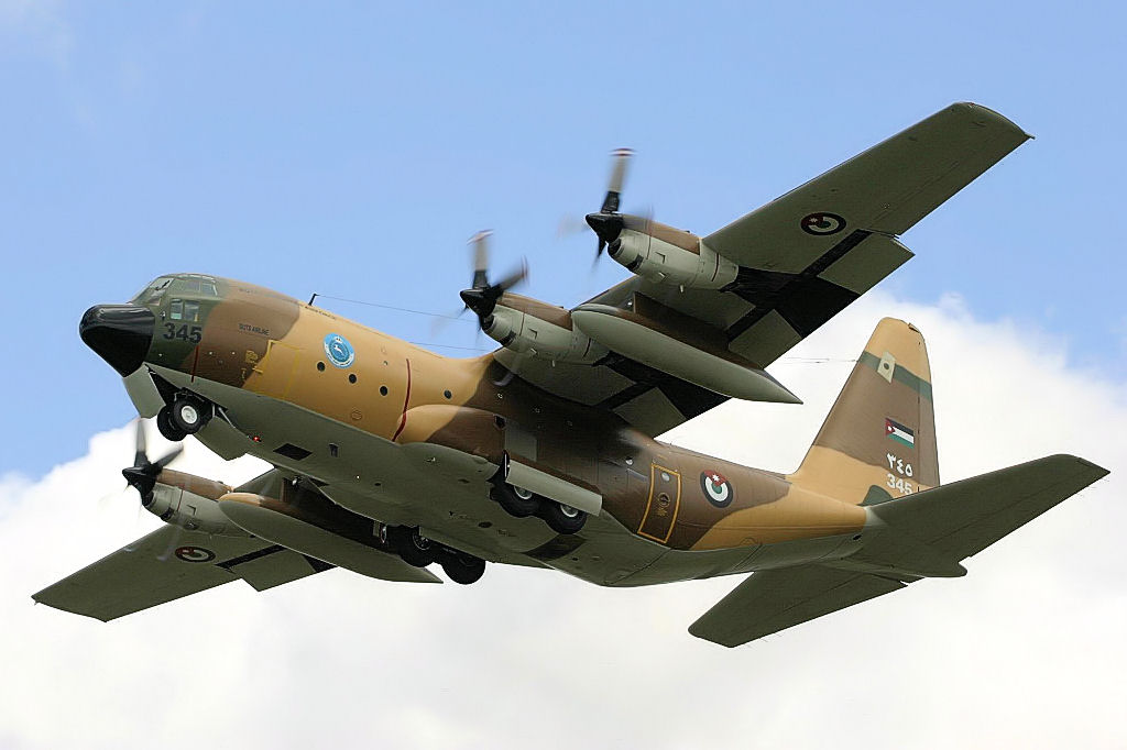 Η στιγμή που δύο ιορδανικά C-130 ρίχνουν φορτία στη Λωρίδα της Γάζας για πρώτη φορά σε πέντε μήνες πέντε μήνες (φωτο)