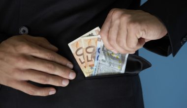 Αμοιβές από… χρυσάφι στην ΑΑΔΕ: 751.000€ θα μας κοστίσουν οι τρεις υποδιοικητές, οι έξι υπάλληλοι και οι εννέα συνεργάτες