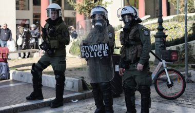 Θεσσαλονίκη: Ταυτοποιήθηκε ανήλικος που πέταξε μπουκάλια σε αστυνομικούς έξω από γήπεδο