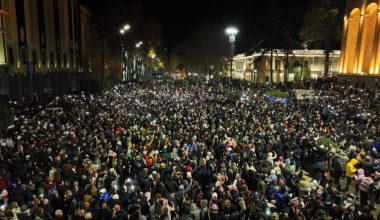 Γεωργία: Δεύτερη ημέρα ταραχών  από φιλοδυτικούς διαδηλωτές – Πέταξαν πέτρες και βεγγαλικά κατά των αστυνομικών